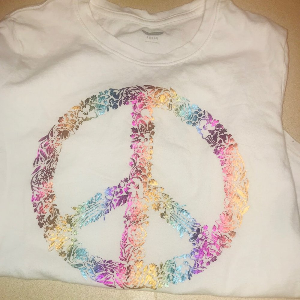 I am selling a girls old navy graphic tee